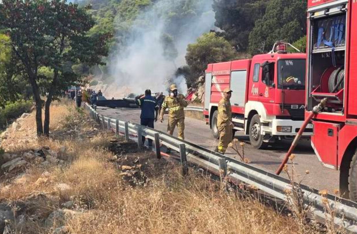 Πυροσβέστες επιχειρούν στη διάσωση από πτώση πυροσβεστικών ελικοπτέρων στην περιοχή της Ψάθας κατά τη διάρκεια κατάσβεσης φωτιάς στην ευρύτερη περιοχή των Μεγάρων Δυτικής Αττικής, την Κυριακή 02 Αυγούστου 2026. . .