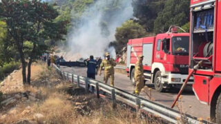 Πυροσβέστες επιχειρούν στη διάσωση από πτώση πυροσβεστικών ελικοπτέρων στην περιοχή της Ψάθας κατά τη διάρκεια κατάσβεσης φωτιάς στην ευρύτερη περιοχή των Μεγάρων Δυτικής Αττικής, την Κυριακή 02 Αυγούστου 2026. . .