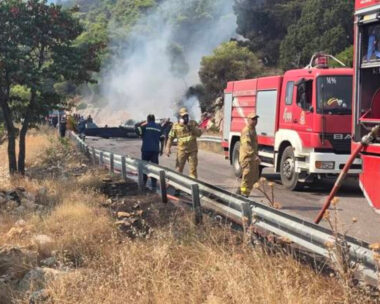 Πυροσβέστες επιχειρούν στη διάσωση από πτώση πυροσβεστικών ελικοπτέρων στην περιοχή της Ψάθας κατά τη διάρκεια κατάσβεσης φωτιάς στην ευρύτερη περιοχή των Μεγάρων Δυτικής Αττικής, την Κυριακή 02 Αυγούστου 2026. . .