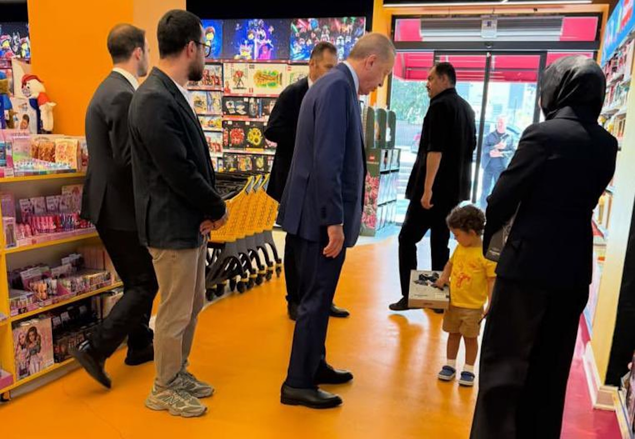 Ο Ερντογάν πήγε σε κατάστημα παιχνιδιών με τον εγγονό του – Έδωσε χαρτζιλίκι σε παιδιά
