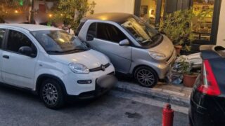 Αυτοκίνητο έπεσε πάνω σε τραπεζοκαθίσματα μεζεδοπωλείου στη Νέα Ερυθραία