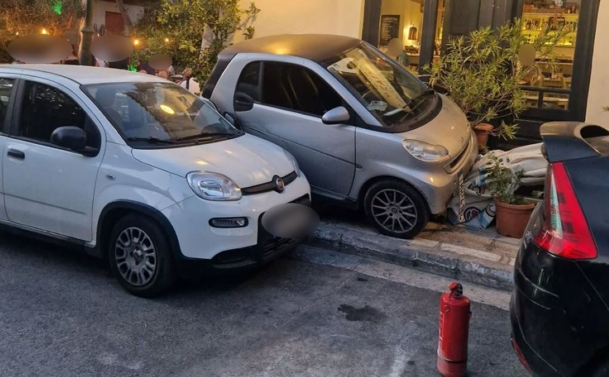 Νέα Ερυθραία: 80χρονος πάτησε γκάζι αντί για φρένο και «καβάλησε» τραπεζοκαθίσματα - Από θαύμα δεν υπήρξαν τραυματισμοί