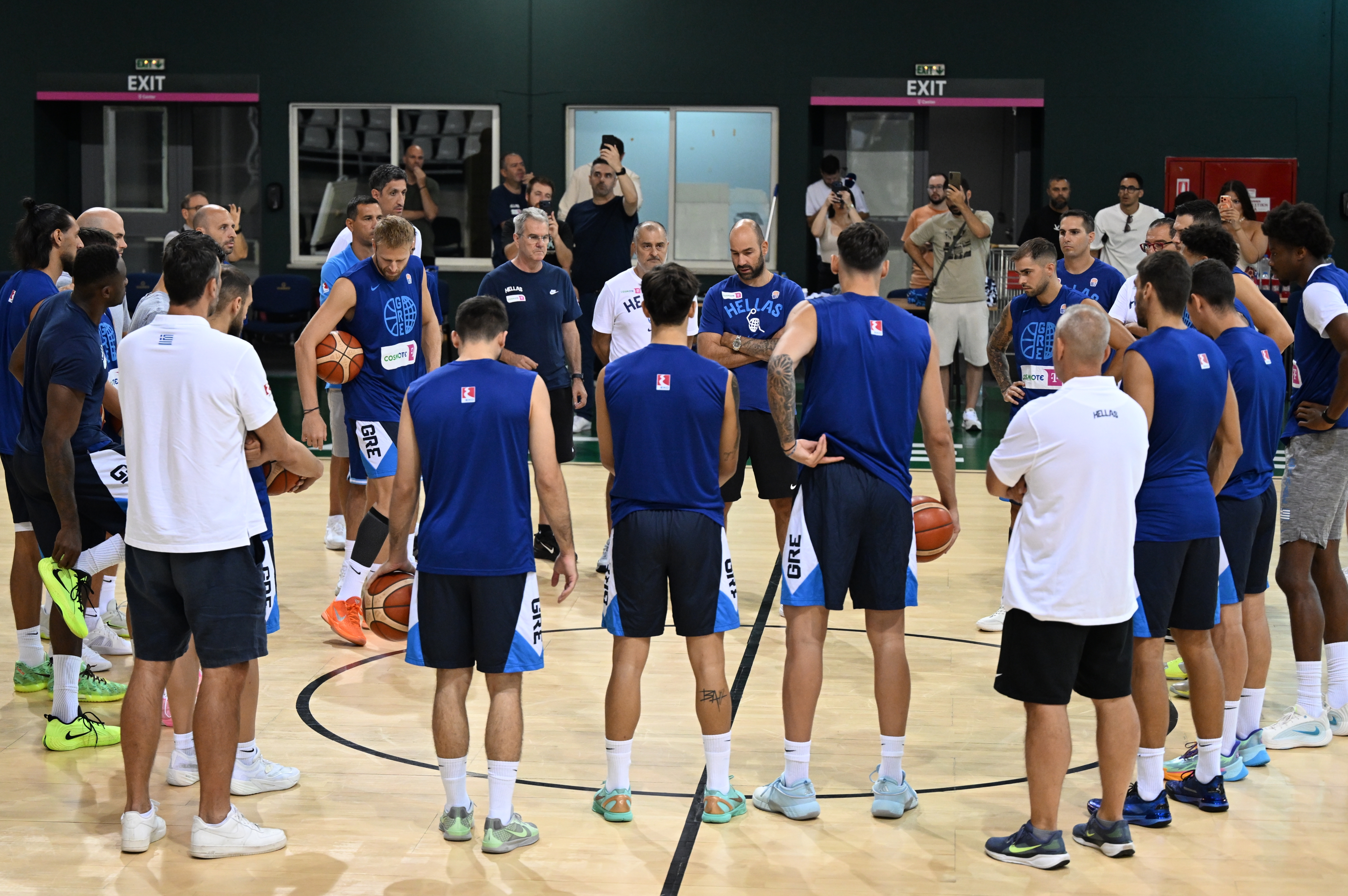 O Μάικ Μπατίστ στην προπόνηση της Εθνικής μπάσκετ στο ΟΑΚΑ – Η αγκαλιά με τον Βασίλη Σπανούλη