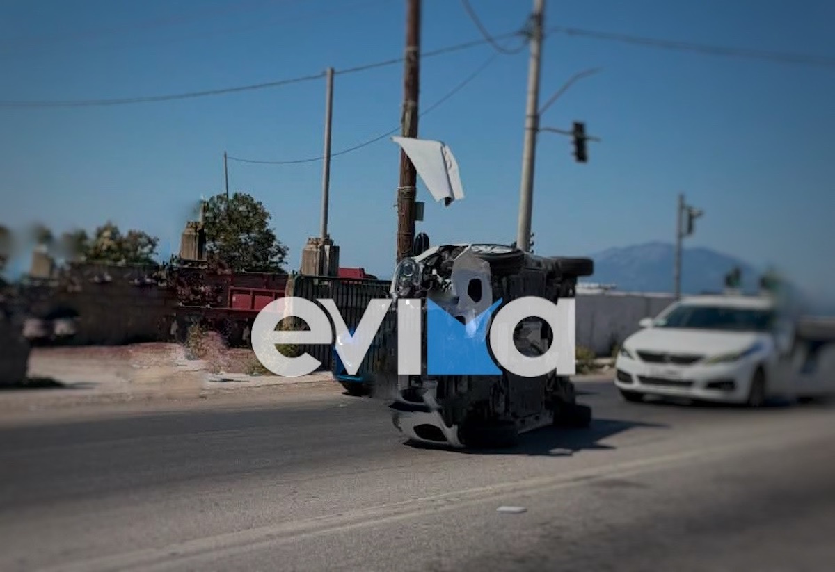 Σοβαρό τροχαίο στην Εύβοια: Αυτοκίνητο τούμπαρε στη μέση του δρόμου στη Χαλκίδα