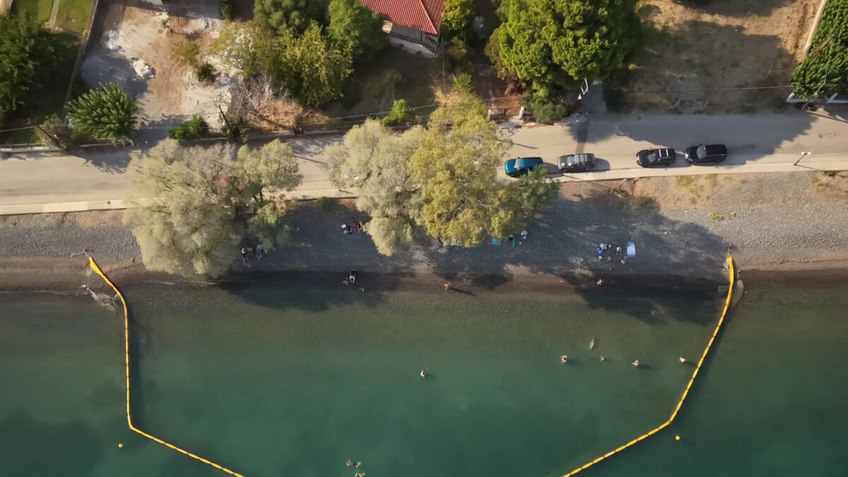 Διακοπές με πλωτά φράγματα στην Εύβοια για προστασία από τις τσούχτρες