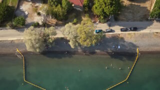 Διακοπές με πλωτά φράγματα στην Εύβοια για προστασία από τις τσούχτρες