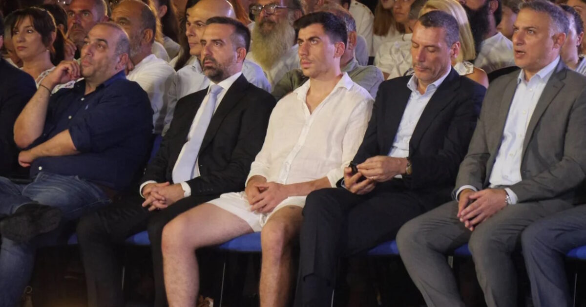 Ο Φειδίας Παναγιώτου πήγε με σορτσάκι σε εκδήλωση μνήμης για τους δολοφονημένους Κύπριους ήρωες Ισαάκ – Σολωμού