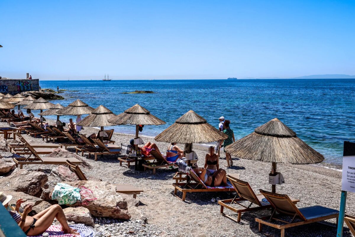 Η «οικονομία της ξαπλώστρας» και πόσο κοστίζει μια μέρα στην παραλία