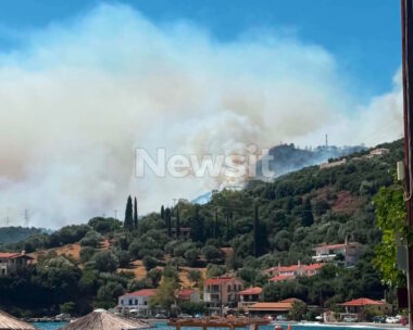 Φωτιά στο Σκάλωμα Φωκίδας: Αλλεπάλληλα μηνύματα του 112 για εκκενώσεις – «Απομακρυνθείτε προς Ναύπακτο»