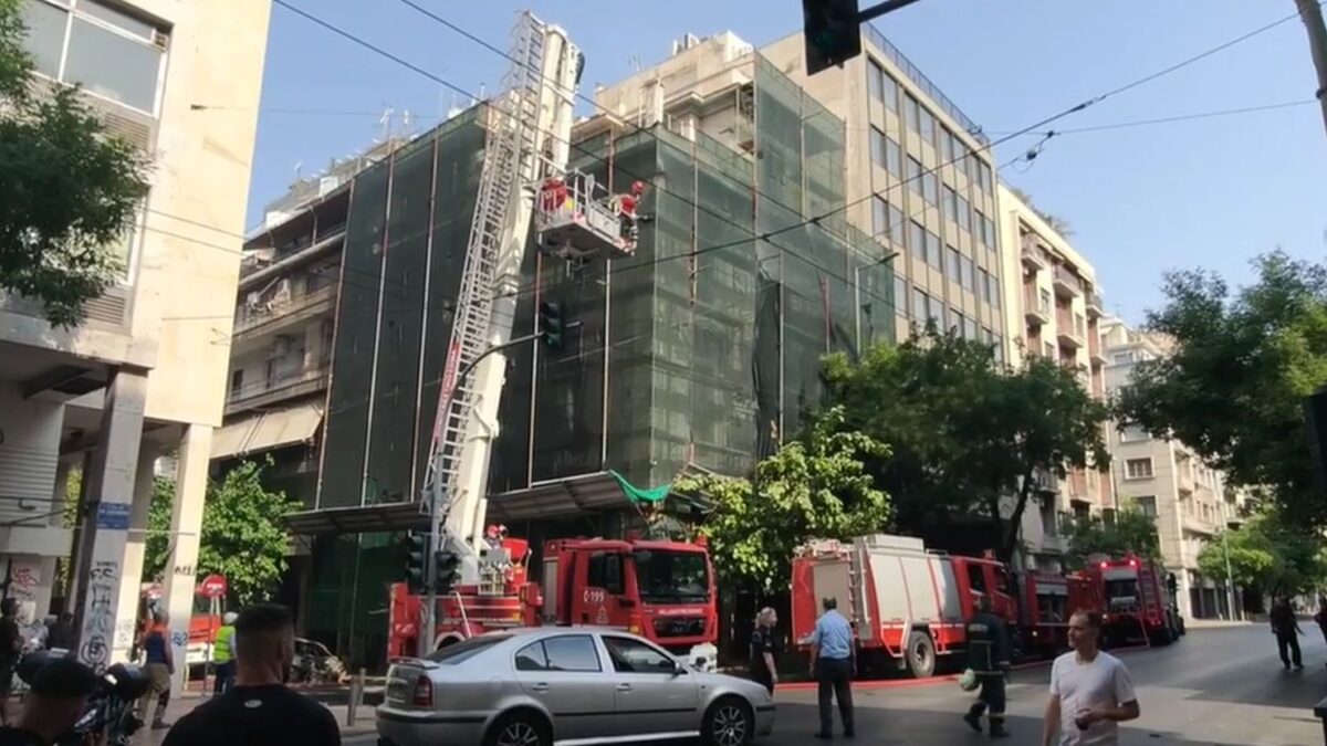Πυρκαγιά σε εγκαταλελειμμένο κτίριο στο κέντρο της Αθήνας – Σε εξέλιξη κυκλοφοριακές ρυθμίσεις