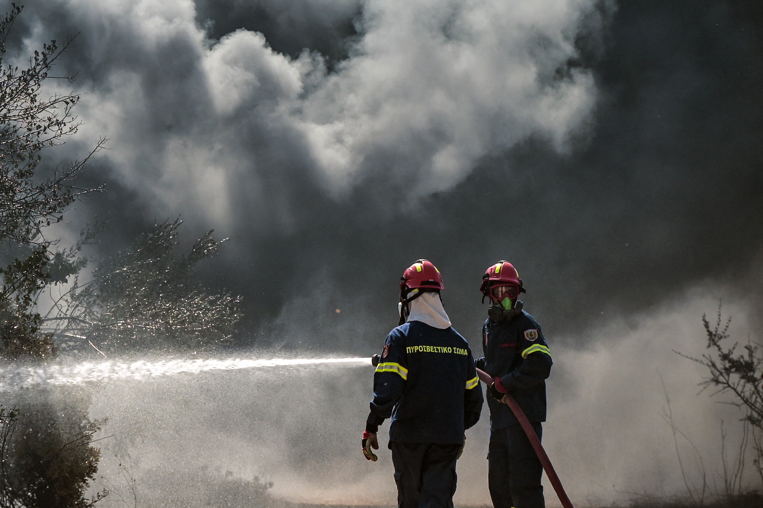 Φωτιά στο Κοκκινόχωμα Καβάλας: 4 αεροσκάφη και ένα ελικόπτερο στη μάχη με τις φλόγες – Ήχησε το 112