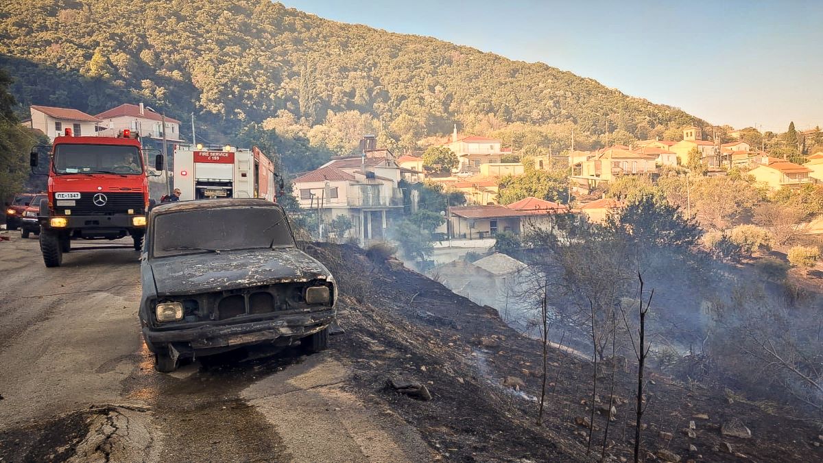 Φωτιά στην Αχαΐα: Μήνυμα του 112 «απομακρυνθείτε προς Αλσος και Νερατζιές»
