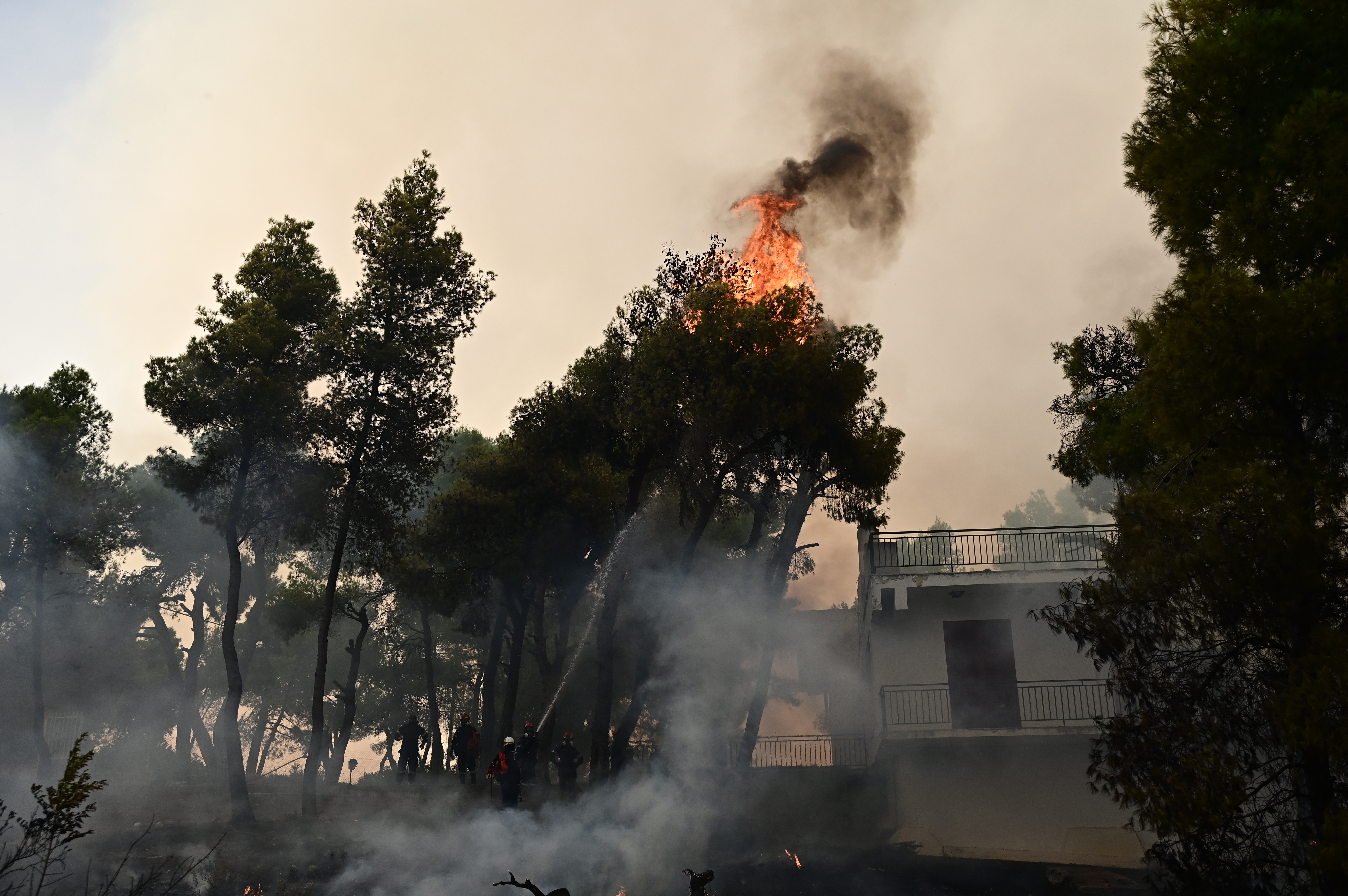 Η Ελλάδα καίγεται, ο Μητσοτάκης μεταθέτει τις ευθύνες