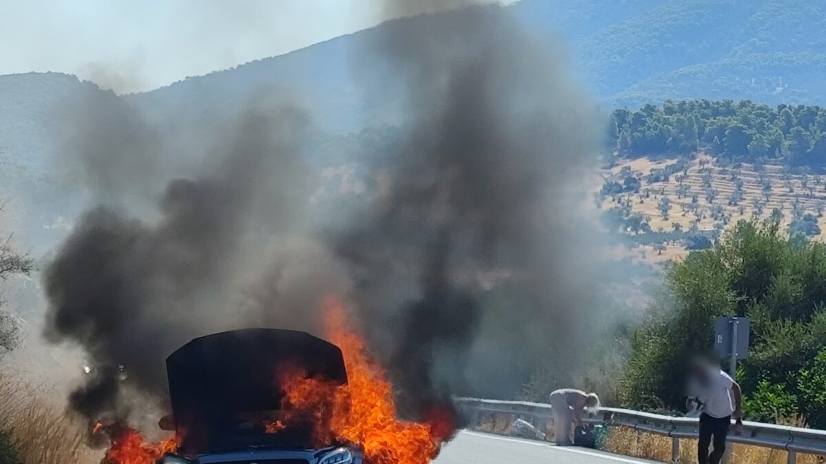 Ταξί καταστράφηκε ολοσχερώς από φωτιά