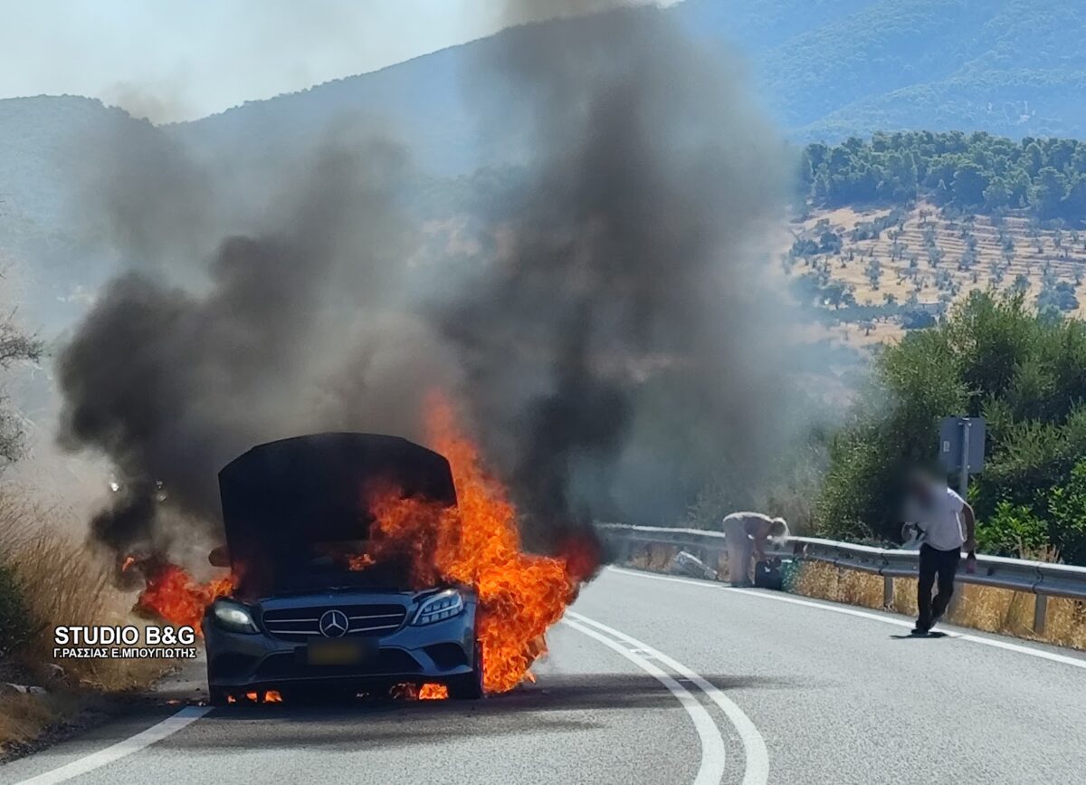 Αργολίδα: Ταξί έπιασε φωτιά στη μέση του δρόμου - Δείτε βίντεο