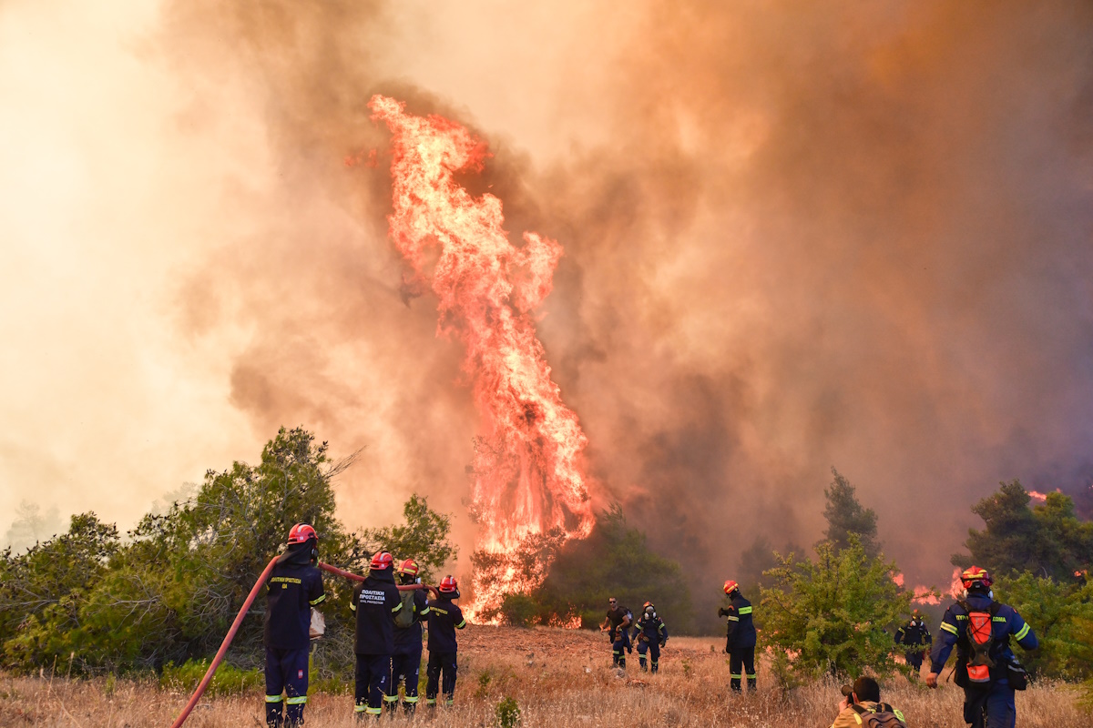 Φωτιά σε Βίλια και Μέγαρα, πτώση δύο ελικοπτέρων στην Ψάθα: Τιτάνια μάχη με τις φλόγες - Εικόνες χάους από τα πύρινα μέτωπα