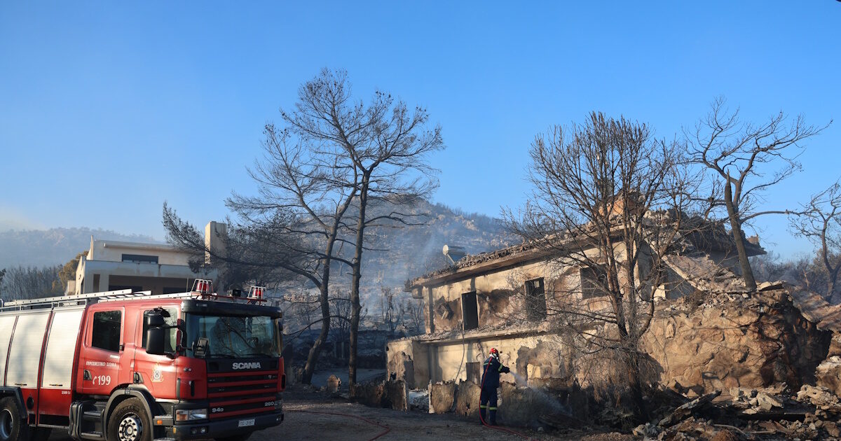 Φωτιά στη Σαλαμίνα: Ολονύχτια μάχη με τις αναζωπυρώσεις στα Περιστέρια – Σοβαρά 3 από τους τραυματίες, πολλά καμένα σπίτια