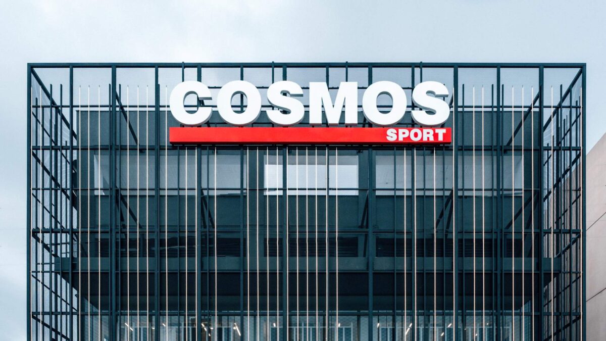 H Cosmos Sport κερδίζει μερίδια στην αγορά αθλητικών ειδών υπό την ομπρέλα της JD