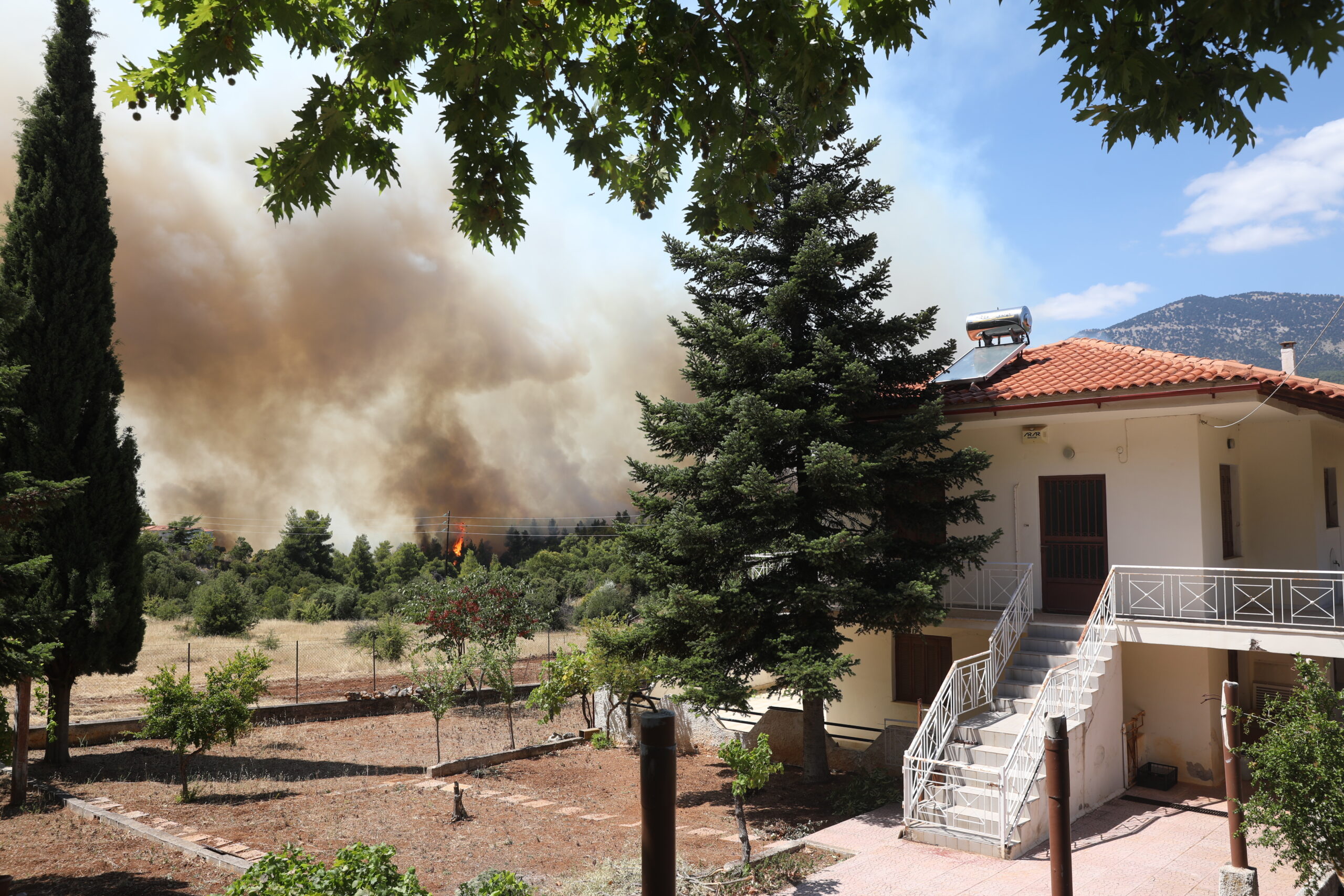 Για 3η ημέρα συνεχίζεται η μάχη με την μεγάλη πυρκαγιά που ξεκίνησε από την Βοιωτία και επεκτάθηκε και στον Νομό Αττικής, αφήνοντας πίσω της μεγάλες καταστροφές σε οικισμούς και δασική έκταση, Κυριακή 2 Αυγούστου 2026