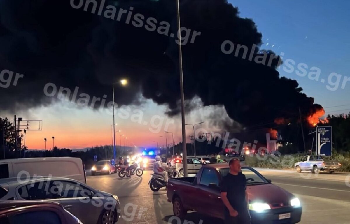 Μεγάλη φωτιά σε εργοστάσιο πλαστικών στη Λάρισα - Ήχησε το 112 λόγω των μαύρων καπνών