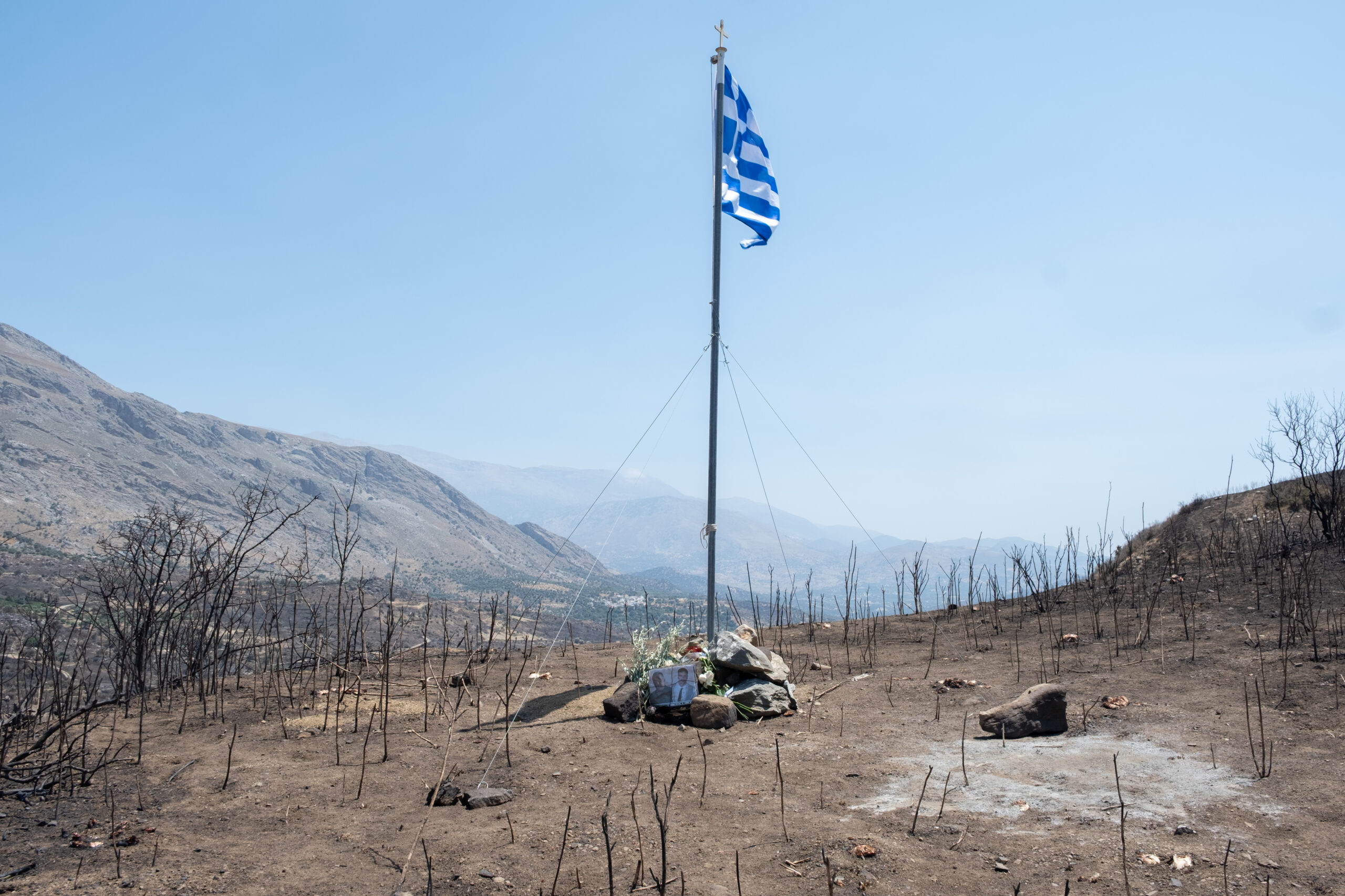 ΡΕΘΥΜΝΟ ΚΡΥΑ ΒΡΥΣΗ ΕΛΛΗΝΙΚΗ ΣΗΜΑΙΑ ΣΤΟ ΣΗΜΕΙΟ ΠΟΥ ΕΠΕΣΑΝ ΕΝ ΩΡΑ ΚΑΘΗΚΟΝΤΟΣ ΟΙ ΔΥΟ ΠΥΡΟΣΒΕΣΤΕΣ (ΑΝΤΩΝΗΣ ΖΟΥΡΙΔΑΚΗΣ / EUROKINISSI) Οι οικογένειες των δύο πυροσβεστών του 25χρονου Παντελή Διαμαντάκη και του 58χρονου Μανώλη Στρατιδάκη άφησαν μία ελληνική σημαία στο σημείο όπου έπεσαν την ώρα του καθήκοντος. (ΑΝΤΩΝΗΣ ΖΟΥΡΙΔΑΚΗΣ / EUROKINISSI)