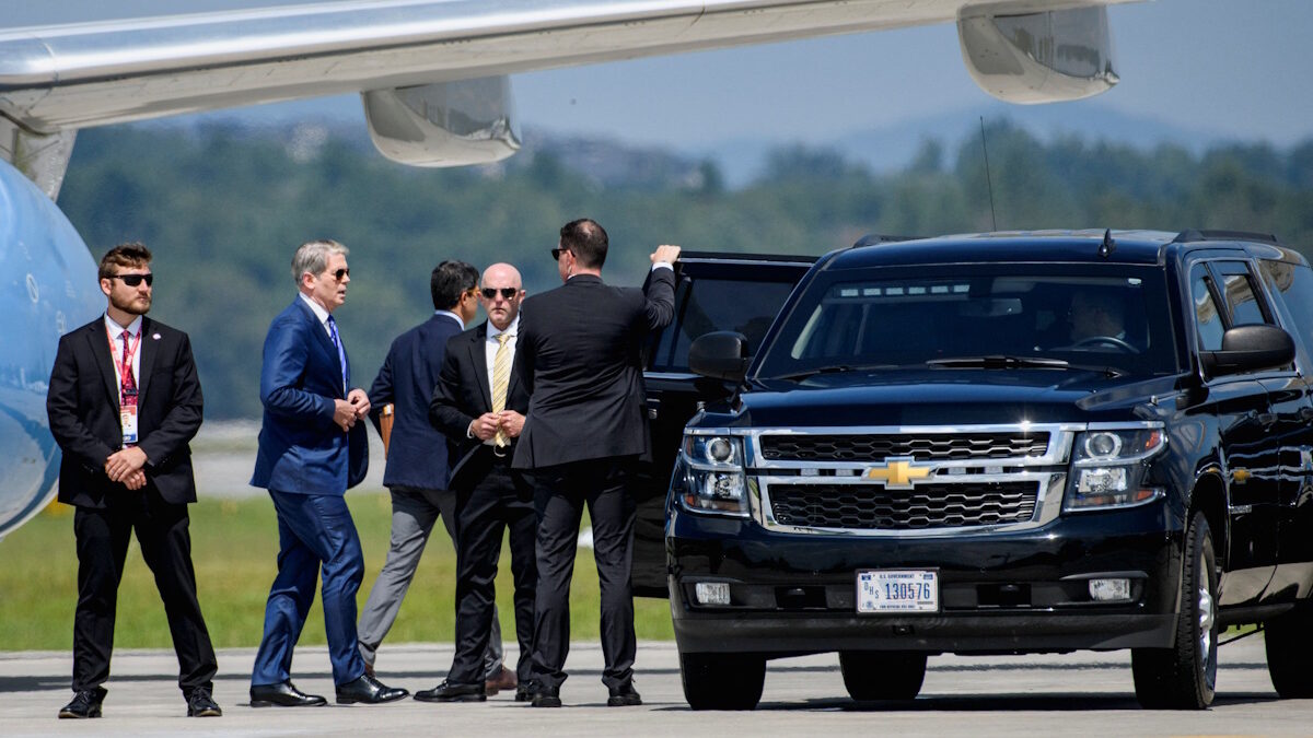 Treasury Secretary Scott Bessent and Federal Reserve Chair Kevin Warsh enter a motorcade in Asheville before finance ministers and central bank governors from G20 countries meet in Asheville, North Carolina, U.S., August 30, 2026. REUTERS/Melissa S. Gerrits