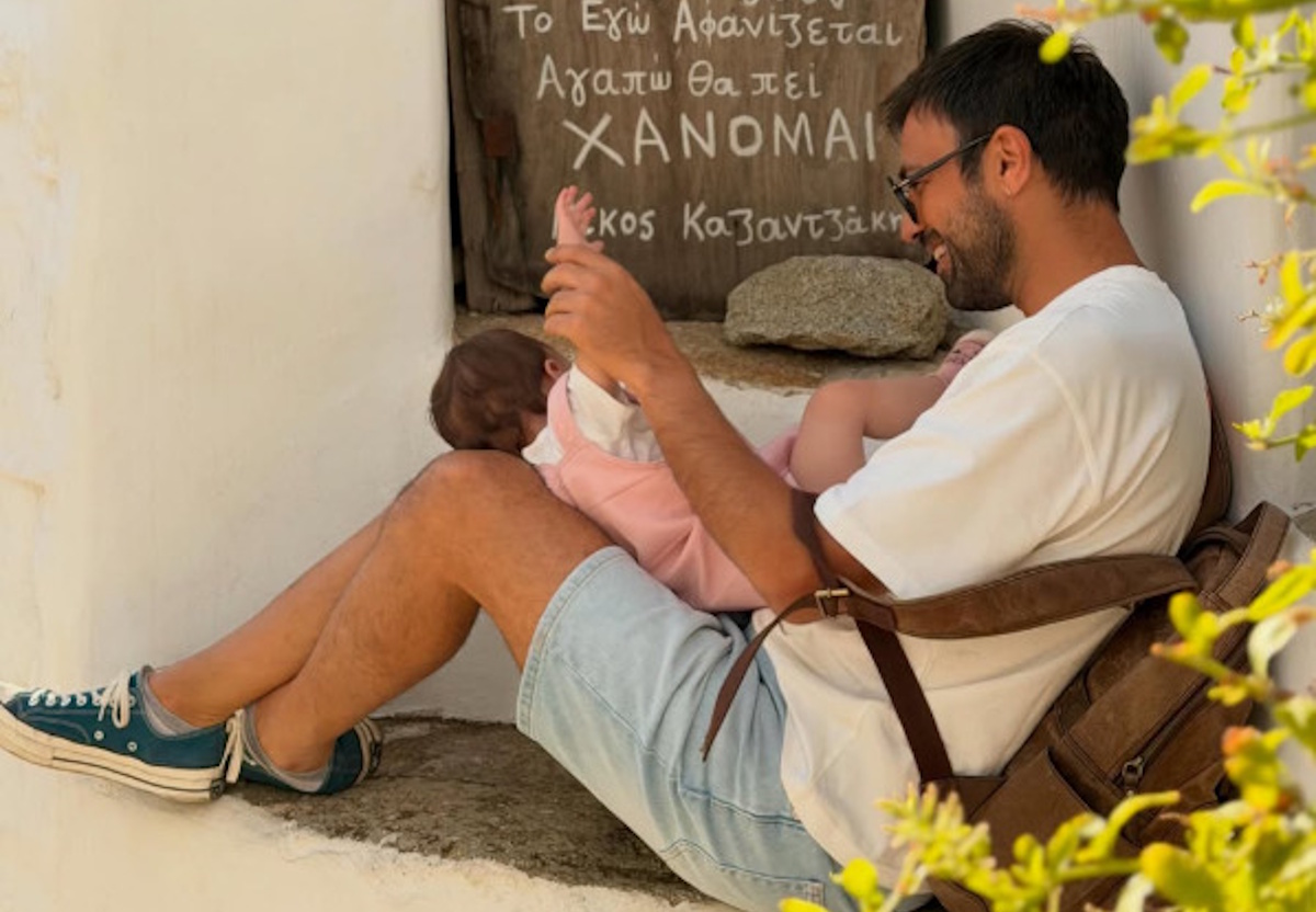 Ο Αντρέας Γεωργίου στην Τήνο με τη γυναίκα του, Σιμώνη Χριστοδούλου και την ενός έτους κόρη τους