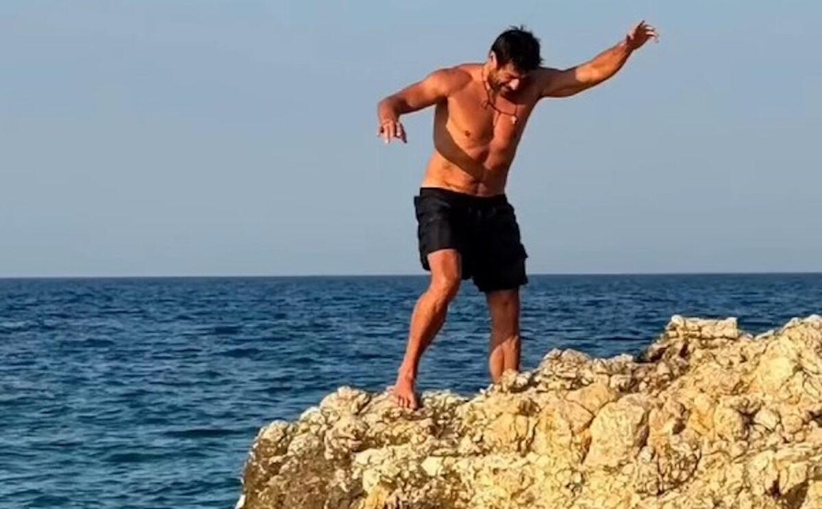 Ο Αλέξης Γεωργούλης τρολάρει την προσπάθειά του να περπατήσει σε βράχια
