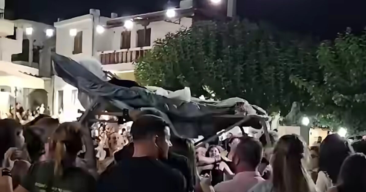 Καρίνα Ρεκ: Γλύπτρια και μοντέλο του Νταλί η 90χρονη που έγινε viral διασκεδάζοντας στο πανηγύρι του Μυλοποτάμου από την ξαπλώστρα