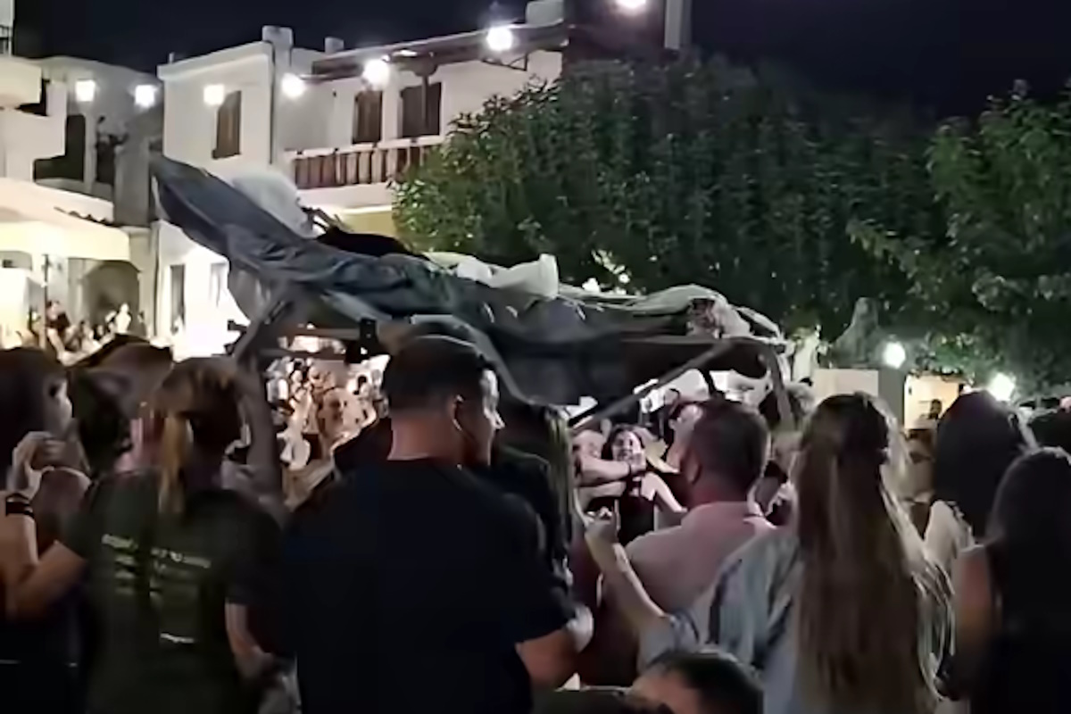 Μυλοπόταμος: Ποια είναι η 90χρονη γιαγιά που έγινε viral διασκεδάζοντας στο πανηγύρι από την ξαπλώστρα
