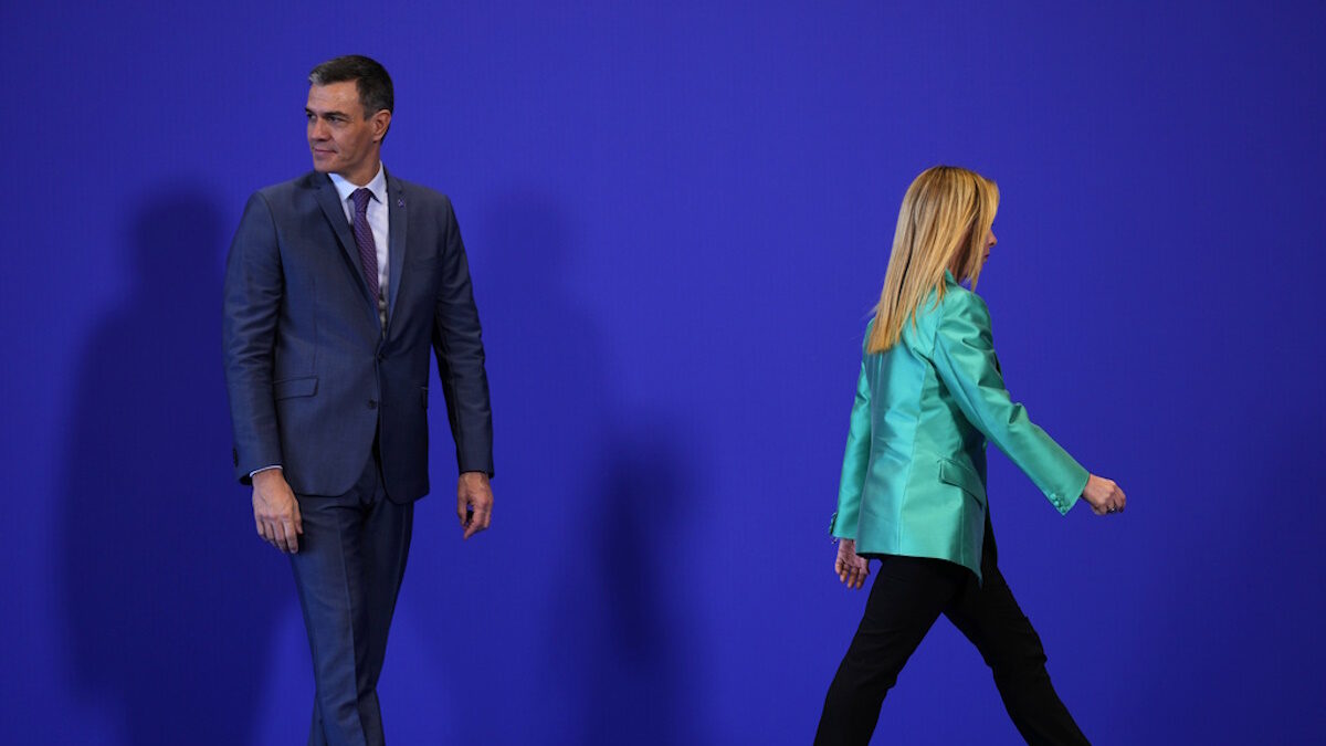Η πρωθυπουργός της Ιταλίας, Giorgia Meloni «απομακρύνεται» από τον Ισπανό ομόλογό της, Pedro Sanchez στη διάρκεια Συνόδου Κορυφής