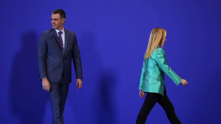 Η πρωθυπουργός της Ιταλίας, Giorgia Meloni «απομακρύνεται» από τον Ισπανό ομόλογό της, Pedro Sanchez στη διάρκεια Συνόδου Κορυφής