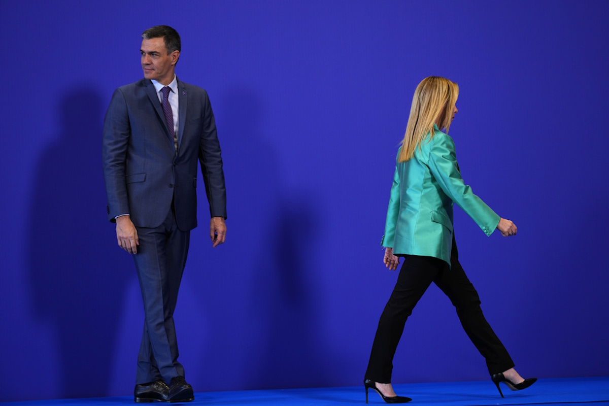 Η πρωθυπουργός της Ιταλίας, Giorgia Meloni «απομακρύνεται» από τον Ισπανό ομόλογό της, Pedro Sanchez στη διάρκεια Συνόδου Κορυφής