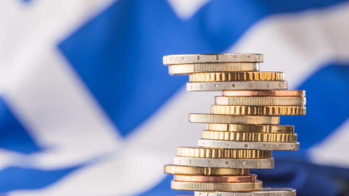 Τα ελληνικά ομόλογα αμύνονται στις διεθνείς πιέσεις και στοχεύουν σε νέες αναβαθμίσεις