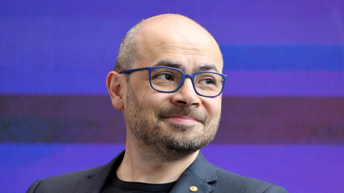 O Sir Ντέμης Χασάμπης