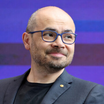 O Sir Ντέμης Χασάμπης
