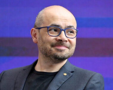 O Sir Ντέμης Χασάμπης