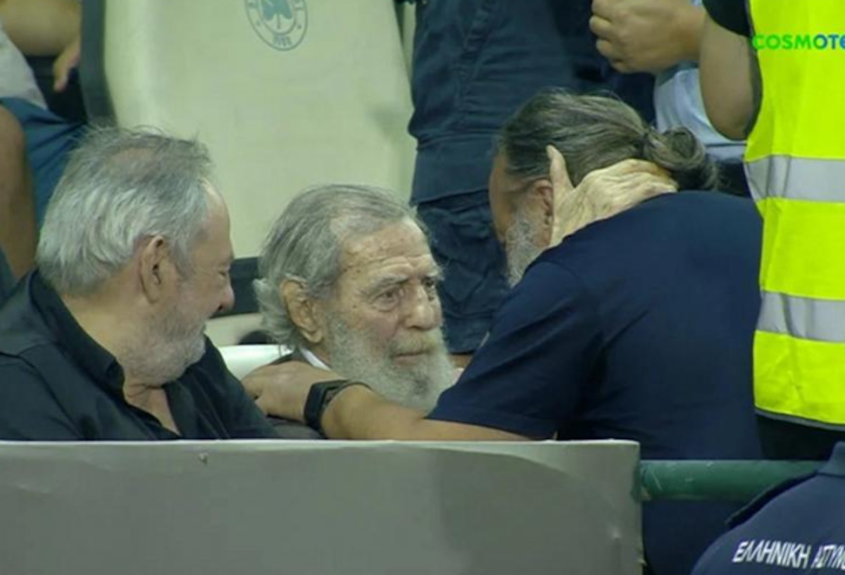 Ο Μάριος Ηλιόπουλος είχε «ζεστή» αγκαλιά με τον Γιώργο Βαρδινογιάννη στο Κηφισιά - ΑΕΚ