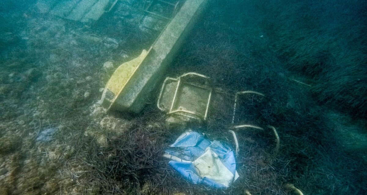 Ξαπλώστρες στο βυθό της θάλασσας στη παραλία Ημερολιά της βόρειας Κέρκυρας. Τετάρτη 5 Αυγούστου 2026 (ΓΙΩΡΓΟΣ ΚΟΝΤΑΡΙΝΗΣ / EUROKINISSI)