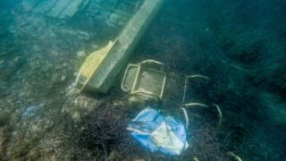 Ξαπλώστρες στο βυθό της θάλασσας στη παραλία Ημερολιά της βόρειας Κέρκυρας. Τετάρτη 5 Αυγούστου 2026 (ΓΙΩΡΓΟΣ ΚΟΝΤΑΡΙΝΗΣ / EUROKINISSI)