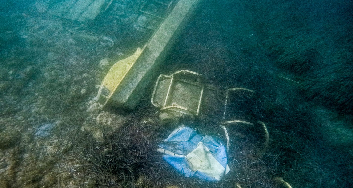 Κέρκυρα: Τεράστια θαλάσσια ρύπανση στην παραλία Ημερολιά – Γεμάτος ξαπλώστρες και ομπρέλες ο βυθός