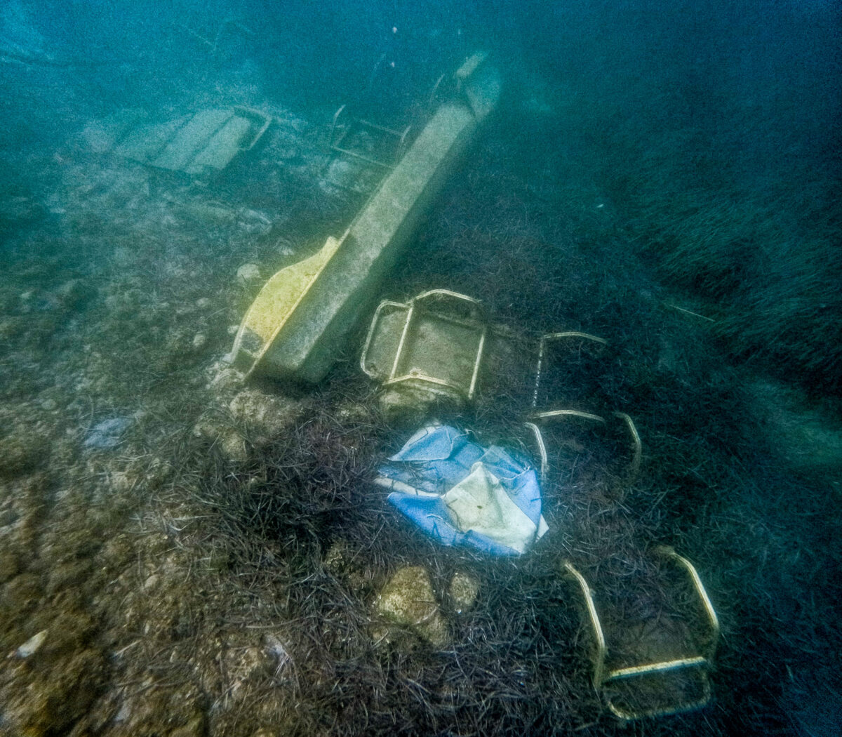 Ξαπλώστρες στο βυθό της θάλασσας στη παραλία Ημερολιά της βόρειας Κέρκυρας. Τετάρτη 5 Αυγούστου 2026 (ΓΙΩΡΓΟΣ ΚΟΝΤΑΡΙΝΗΣ