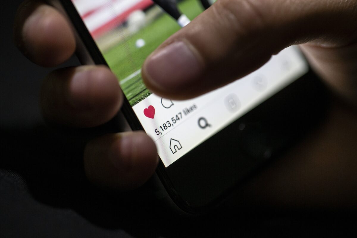 Meta: Η δίκη που μπορεί να φέρει το «τέλος των likes» σε Facebook και Instagram – Τι αλλάζει για τους influencers και για όλους μας