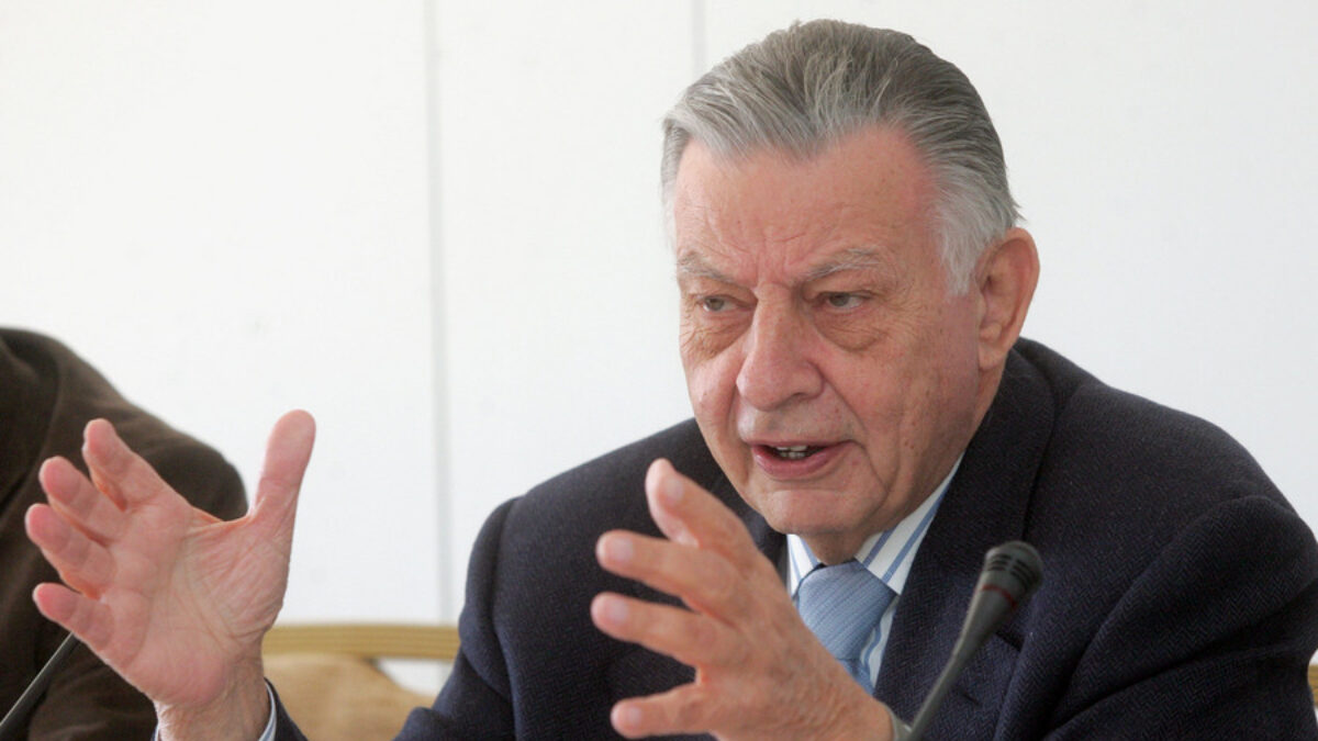 Ο πρόεδρος του Ινστιτούτου Δημοκρατίας Κωνσταντίνος Καραμανλής, Ιωάννης Βαρβιτσιώτης μιλάει στους δημοσιογράφους κατά την διάρκεια συνέντευξης Τύπου