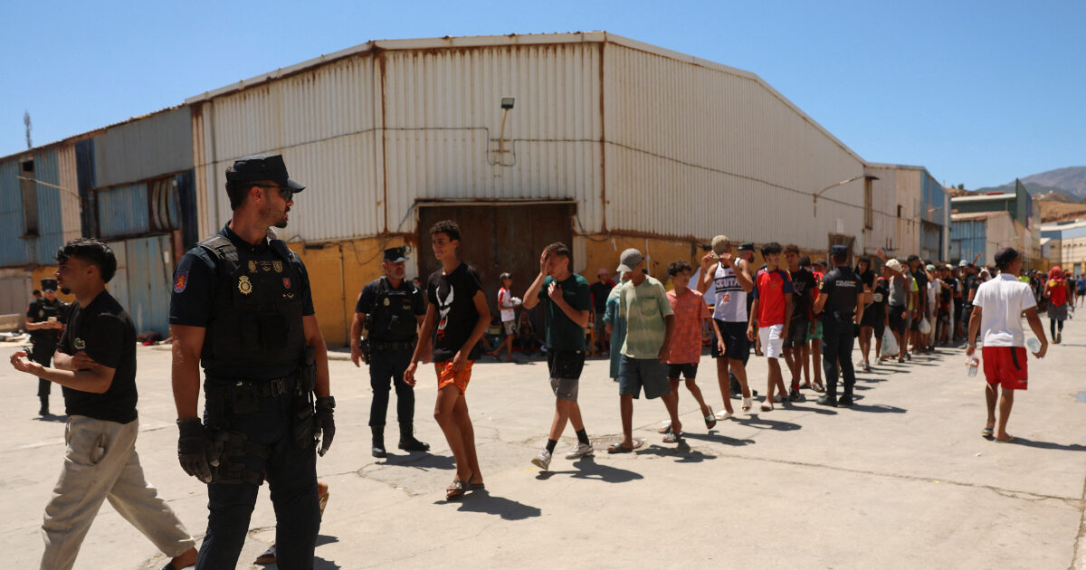 Ισπανία: Αγώνας για την ταυτοποίηση των νεκρών μεταναστών στη Θέουτα – Σχέδιο για μεταφορά ανηλίκων στην ηπειρωτική χώρα
