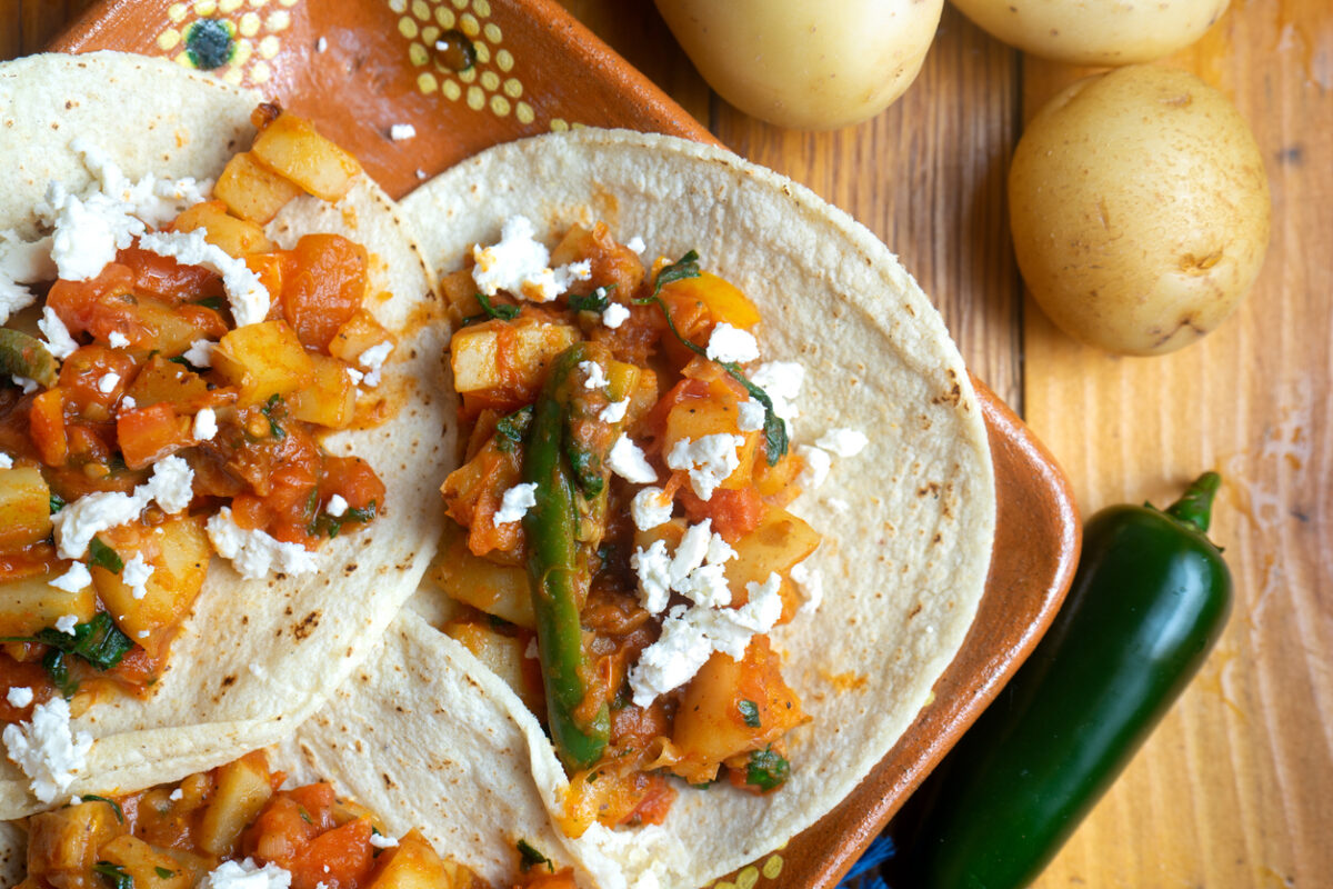 Papas a la mexicana: Συνταγή για πατάτες με κρεμμύδι, ντομάτα και πιπεριά serrano | Επικαιρότητα στο LivePress.gr