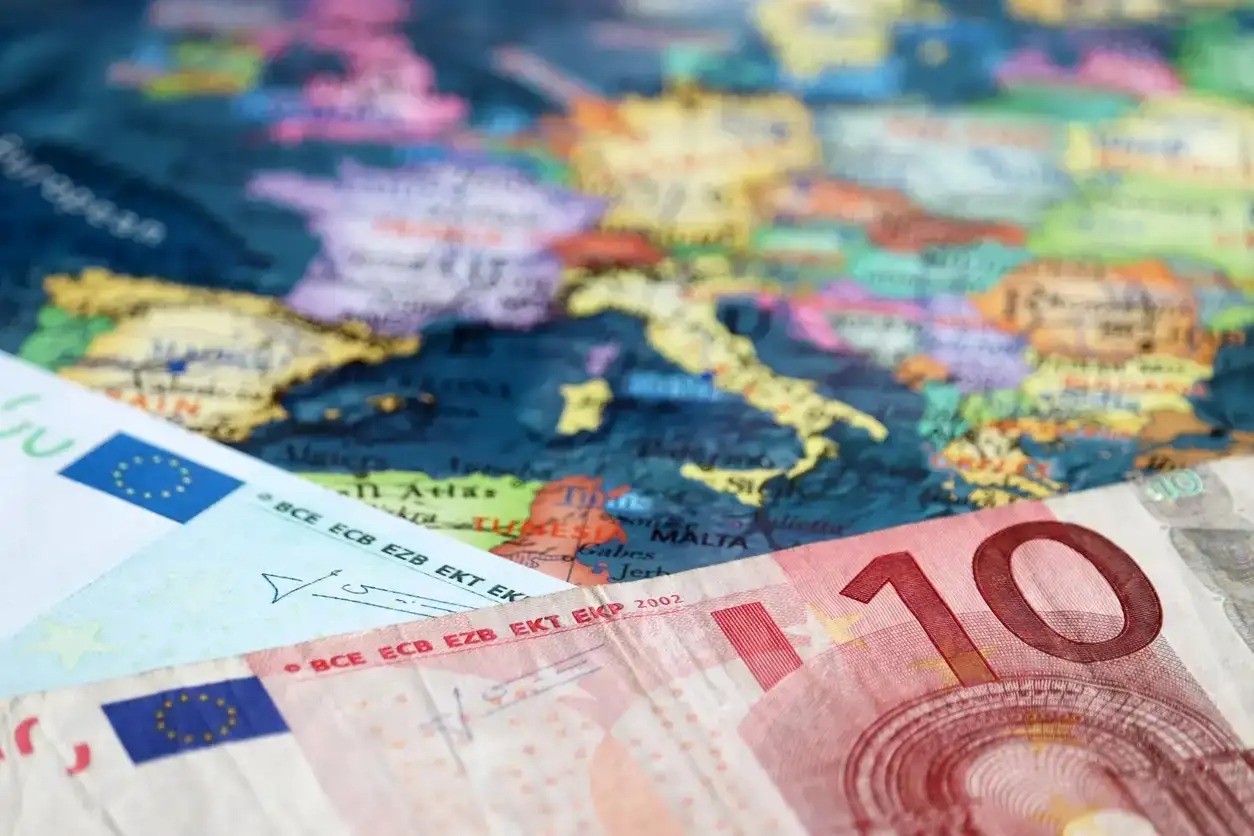 Η Ευρώπη παρακολουθεί με ανησυχία τις αμερικανικές παρεμβάσεις στην αγορά