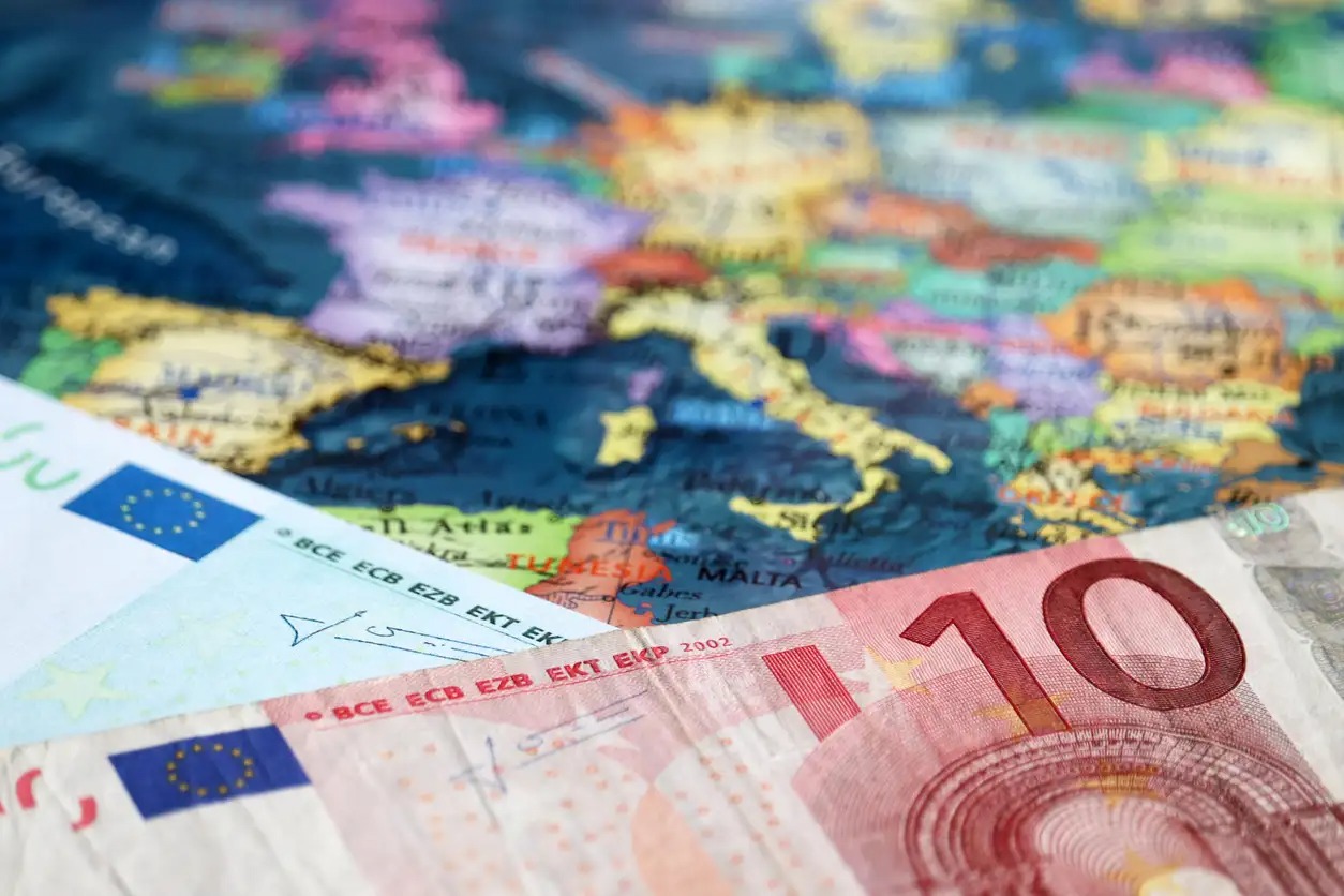 Προειδοποιήσεις ΕΚΤ για την ξέφρενη άνοδο της ΑΙ – Κίνδυνος από έκθεση 440 δισ. ευρώ