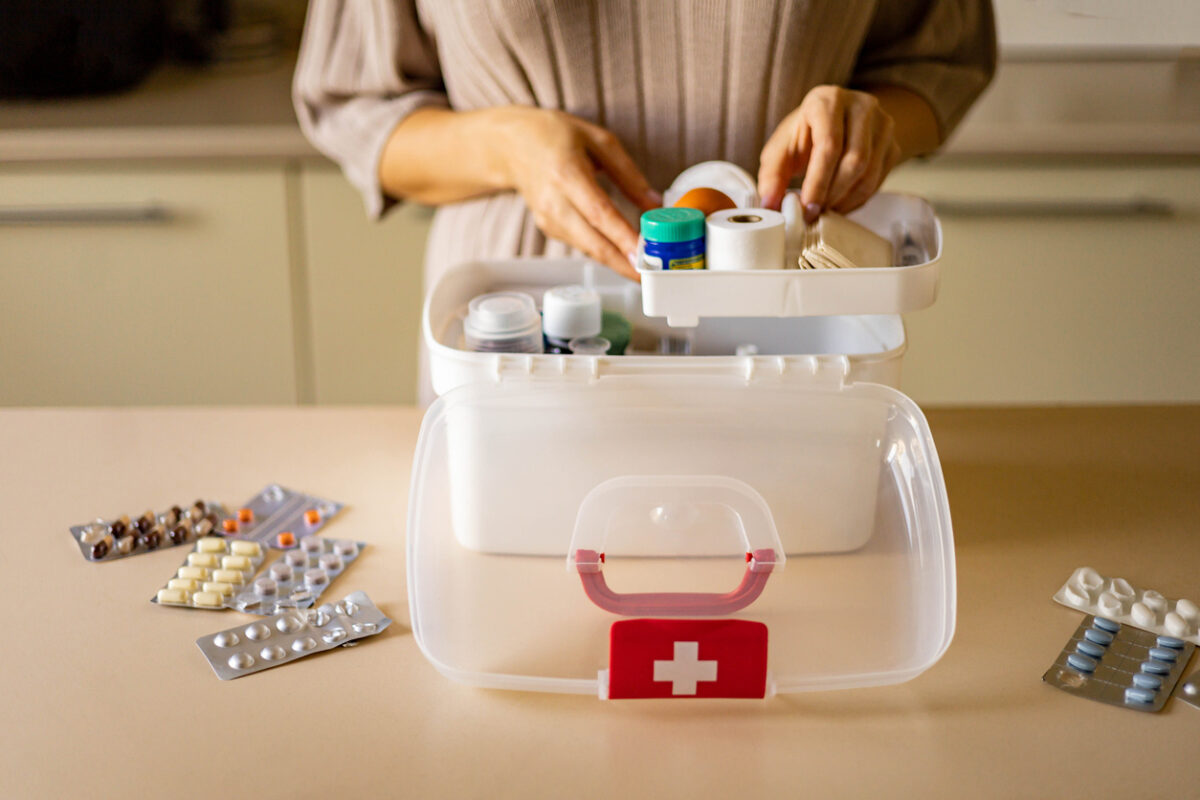 Φαρμακείο διακοπών: Όσα όσα πρέπει να περιλαμβάνει το κιτ για ασφαλείς εξορμήσεις