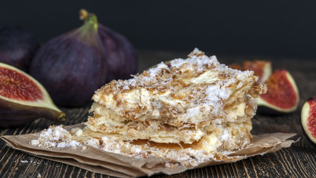 sweet puff pastry with buttercream and puff pastry, figs together with puff pastry and creamy delicious cream